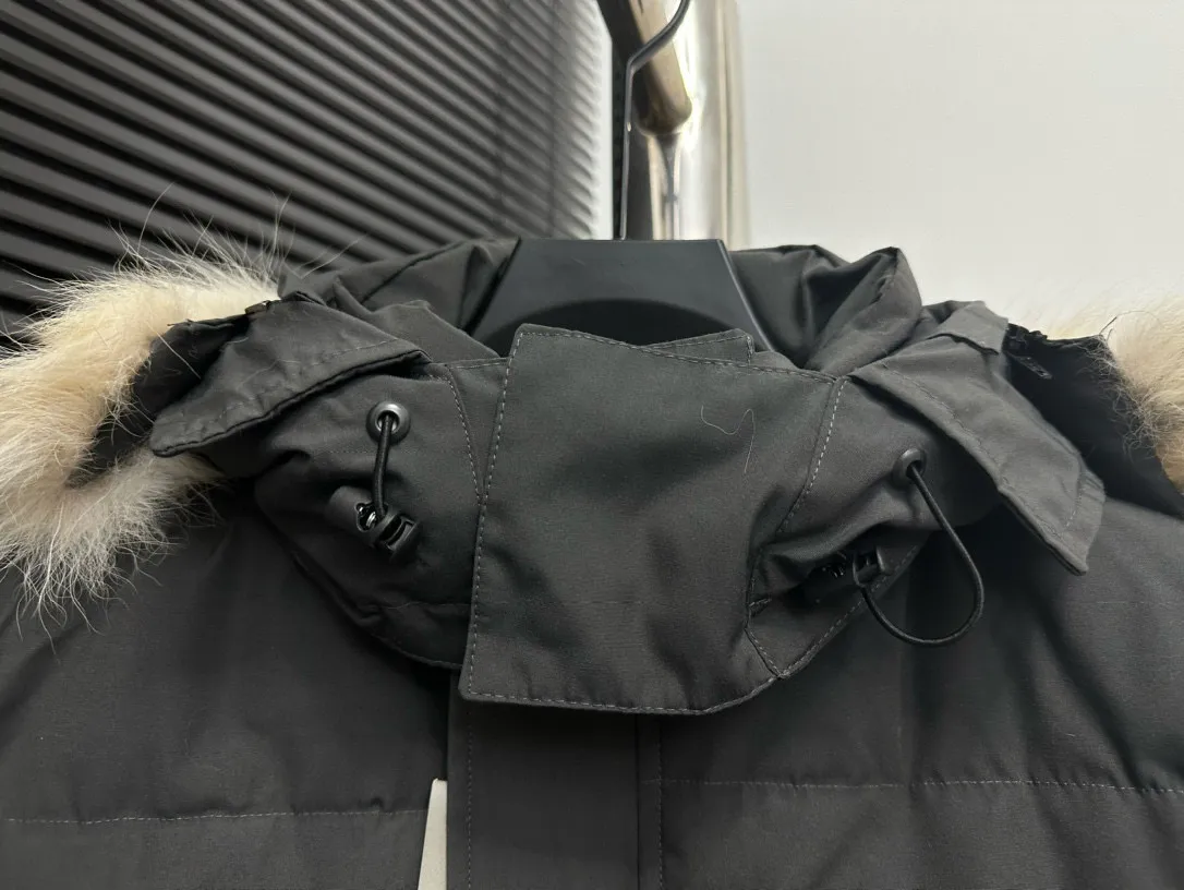P780 [canada goose wyndham] 29 parka down jackets. The fabric is as soft and hard as the original. It can be restored by kneading at will (fabric misunderstanding: fabrics with high hardness are not waterproof. Only those who buy the latest authentic version this year will notice the softness and comfort of the fabric). The down is synchronized with the authentic white duck down. It is fluffy and not clumps. The electronically controlled down filling machine is filled with down. The zipper is customized with authentic ykk military grade copper core zipper puller. The high-hardness, non-stuck fur collar is made from original and custom-made western Canadian coyote skin. All workmanship and wiring are controlled by workers with more than ten years of service. They must be horizontal and vertical, and no crookedness is allowed. The wiring density inside is more sophisticated. Fighters in the world 29 battle all kinds of world products. Size: XS-XXL